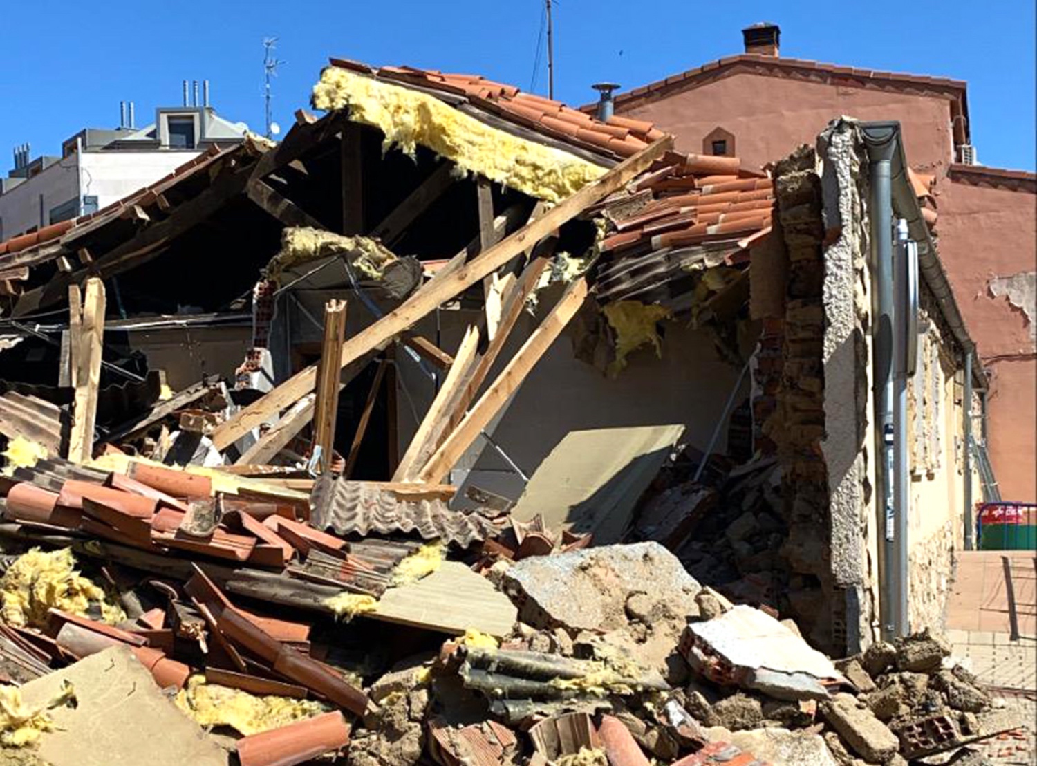 Arrancan las labores de derribo del edificio de Los Lavaderos