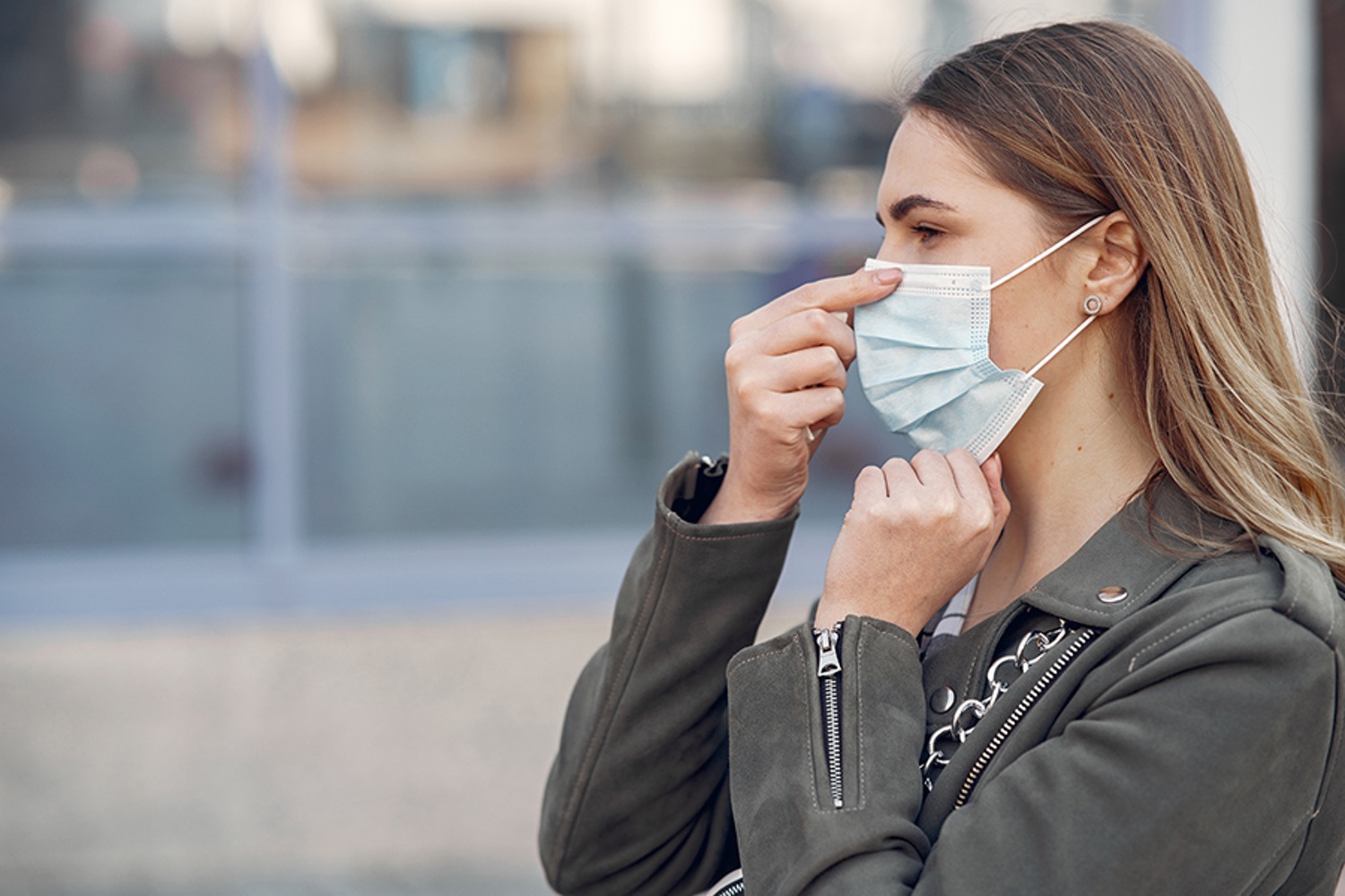 El Gobierno avanza que la mascarilla dejará de ser obligatoria al aire libre a partir del próximo 26 de junio